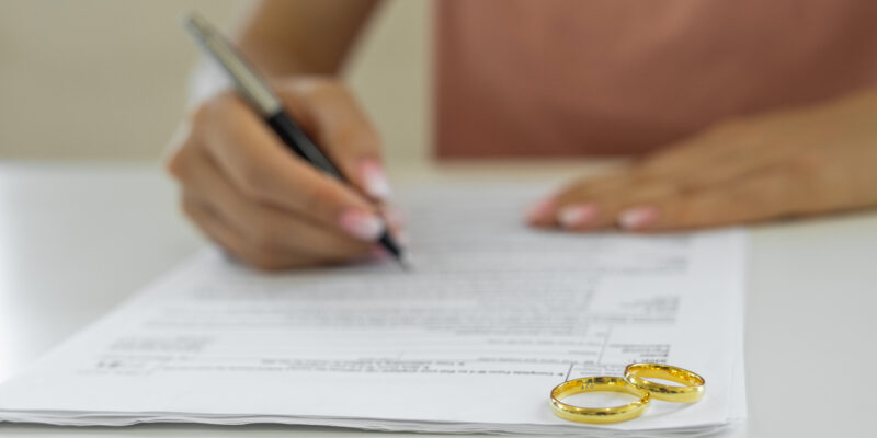 Signing decree of divorce